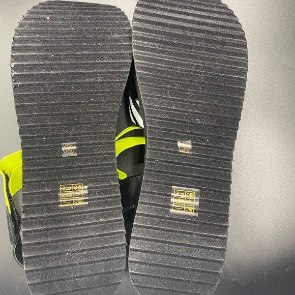 Sandals - Picture 3 of 4